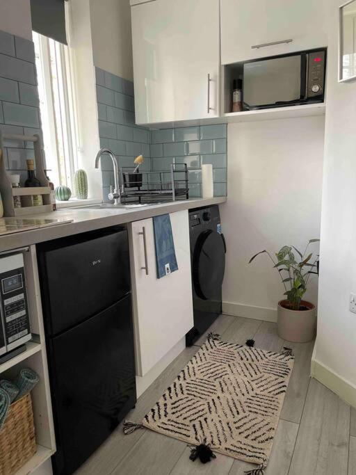 One Bedroom Putney Village Flat 런던 외부 사진