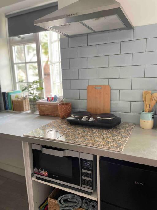 One Bedroom Putney Village Flat 런던 외부 사진