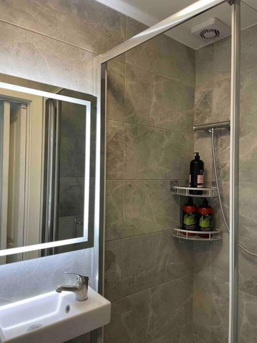 One Bedroom Putney Village Flat 런던 외부 사진