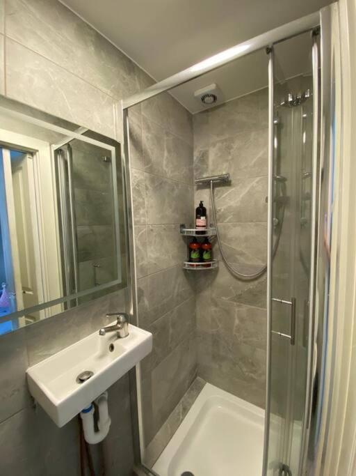 One Bedroom Putney Village Flat 런던 외부 사진