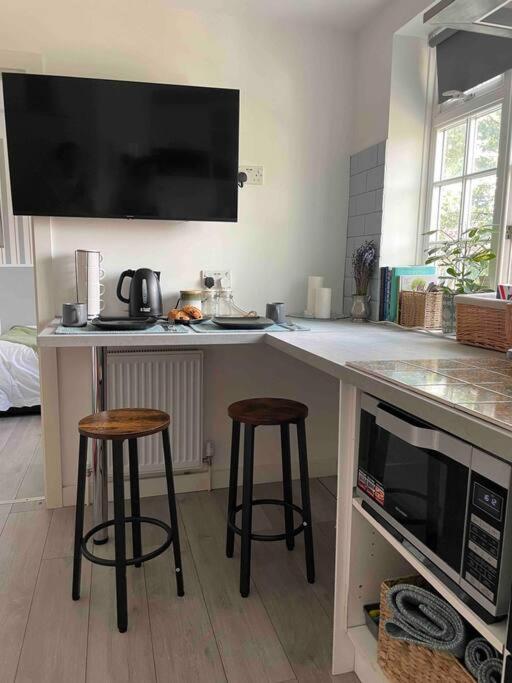 One Bedroom Putney Village Flat 런던 외부 사진