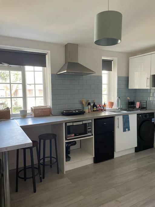 One Bedroom Putney Village Flat 런던 외부 사진